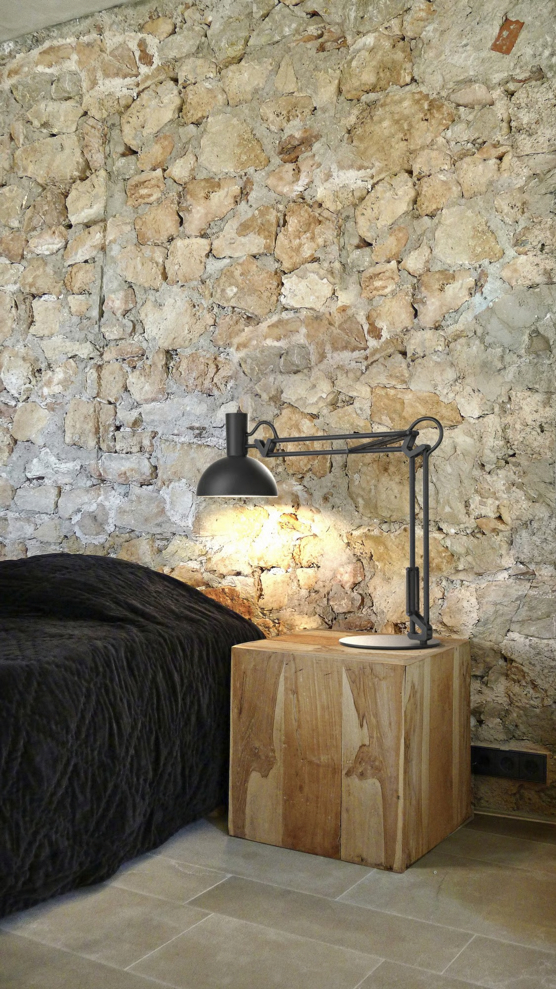 BLACK ANGLULAR DESK LAMP
